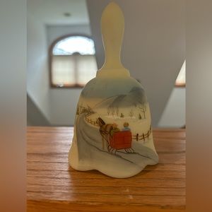 Fenton Winter Scene Bell. Mesures  5 3/4 “tall x 3 1/2 “ diameter